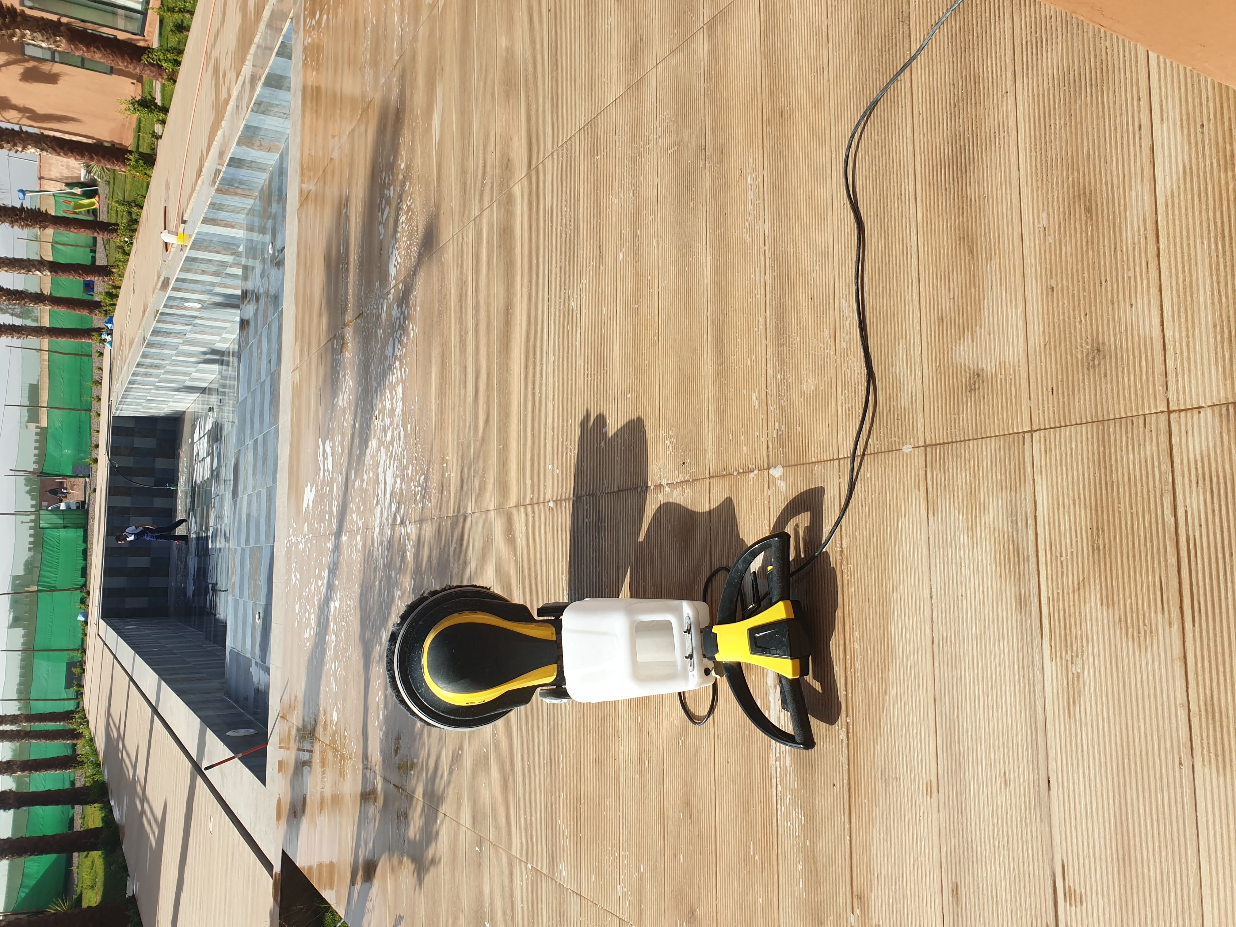 ENTRETIEN ET NETTOYAGE DES PISCINES